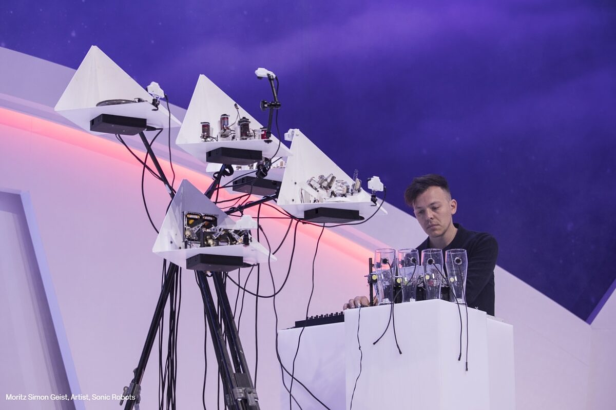 Large-190911_ES_The_Sound_of_Robots_A_Rhythmic_Kick_Off_with_Techno_Made_by_Robots_Moritz_Simon_Geist_004