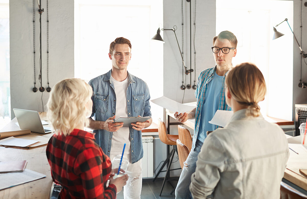 Agile Sales erfordert von agilen Vertriebsteams gegenseitige Unterstützung und offene Kommunikation von Zielen, Leistungen und Problemen.