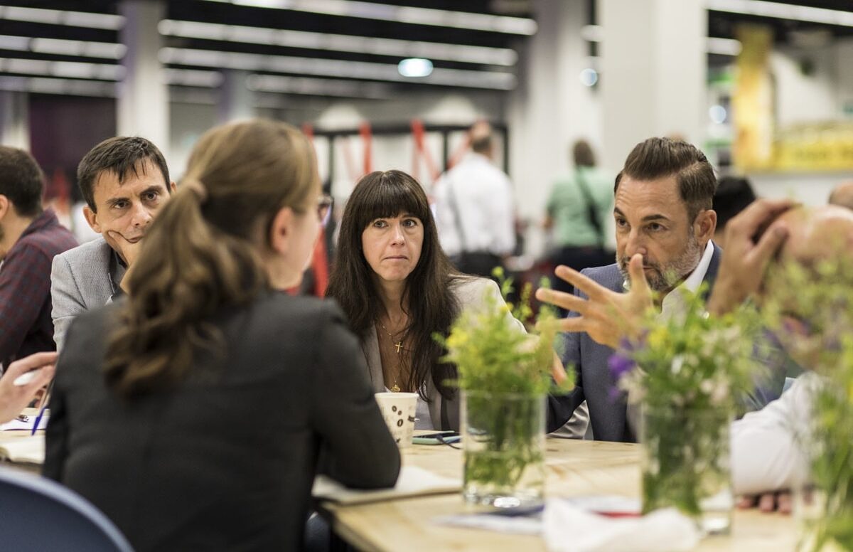 Stundenlange Monologe und wenig Ertrag: Um ein Meeting effizienter gestalten zu können, solltest du diese 20 Tipps beherzigen.