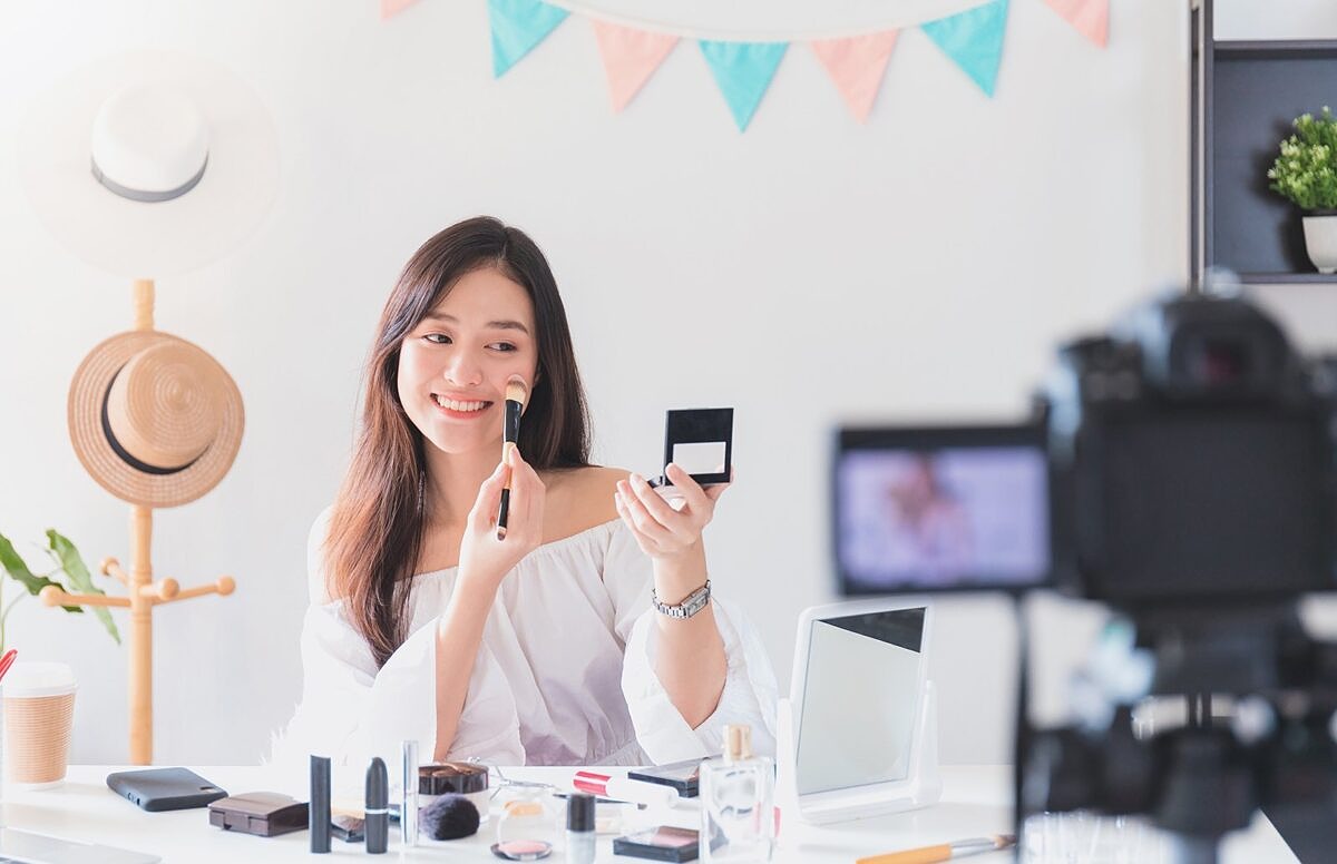 Wie lassen sich Influencer-Kooperationen sinnvoll und zielführend gestalten? Unser E-Book gibt Antworten auf alle Fragen rund um das Influencer Marketing.